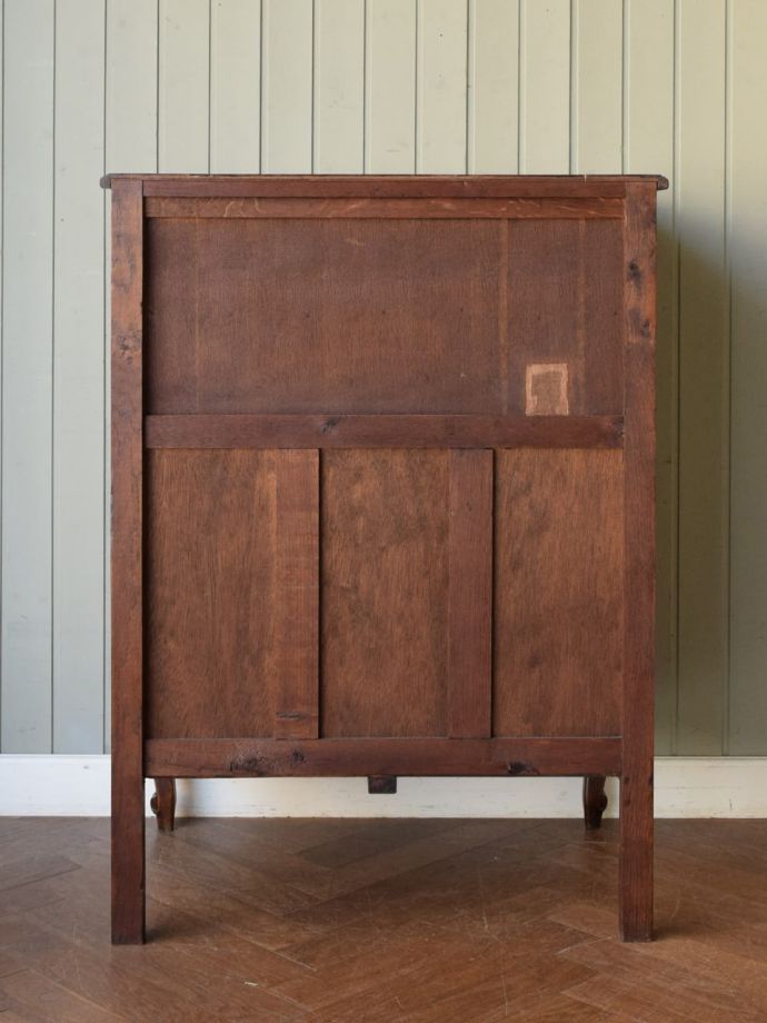 サイドボードの後ろ姿