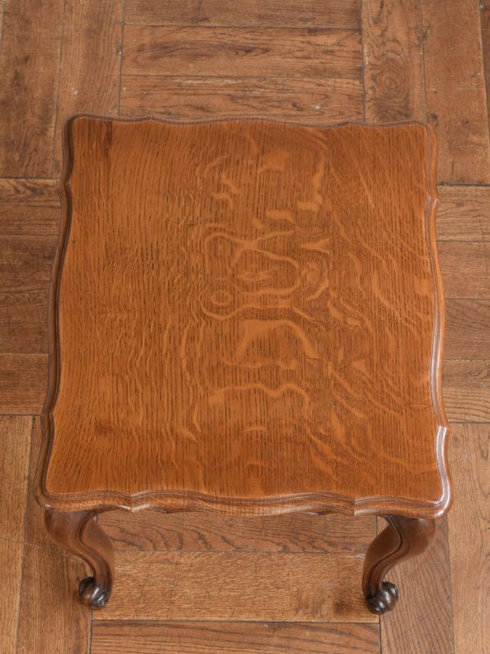 フランスから届いた猫足のテーブル、スクエア型のアンティークサイド