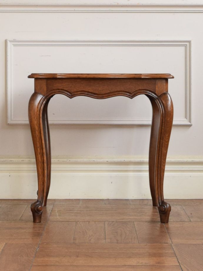 フランスから届いた猫足のテーブル、スクエア型のアンティークサイド