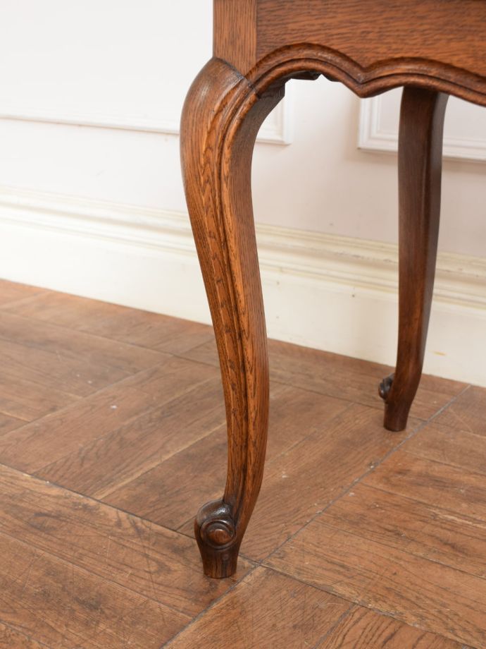 フランスから届いた猫足のテーブル、スクエア型のアンティークサイド