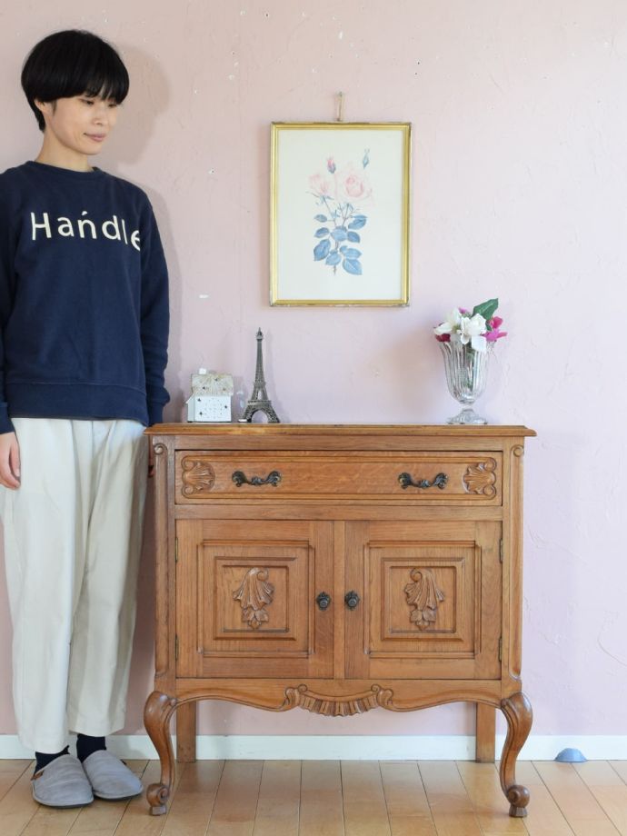 フランスの優雅なサイドボード