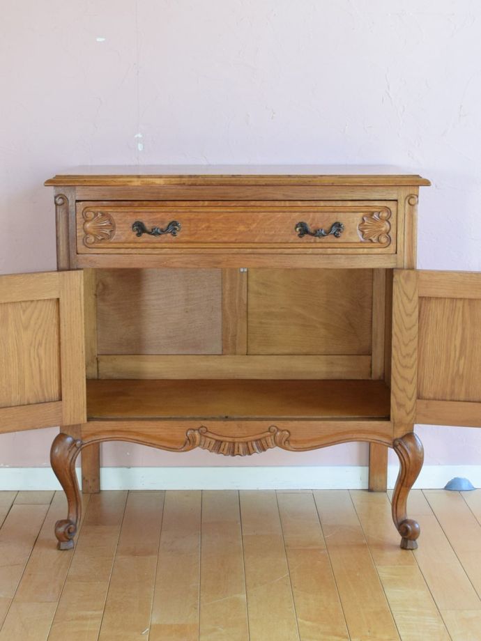 アンティークのサイドボードの扉の中