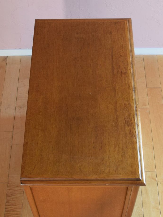 アンティークのサイドボードの天板