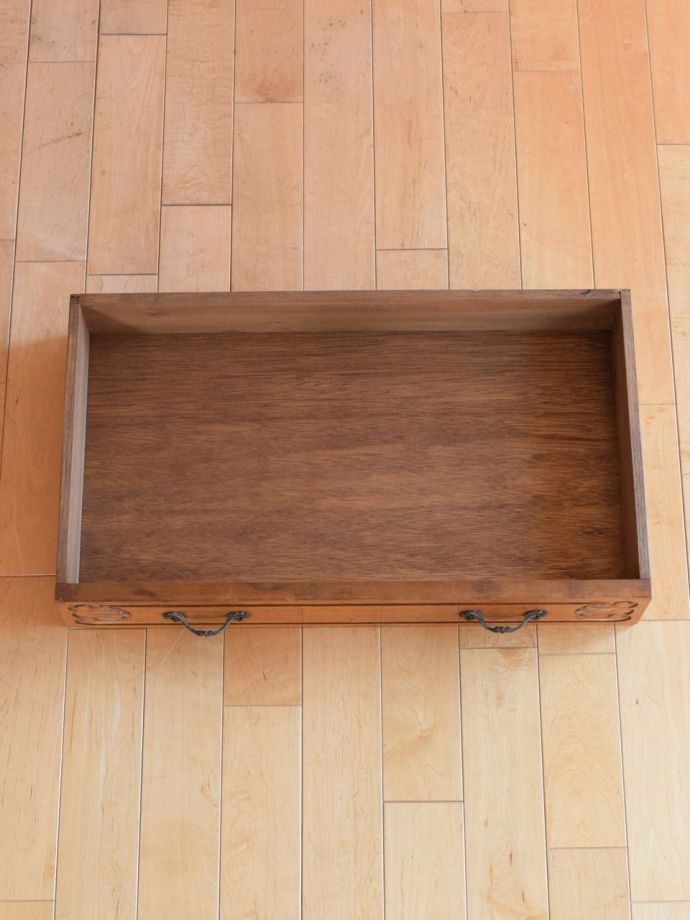 サイドボードの引き出しの中