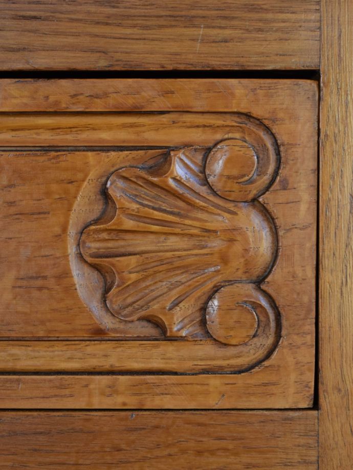 フランス家具らしい美しい彫り