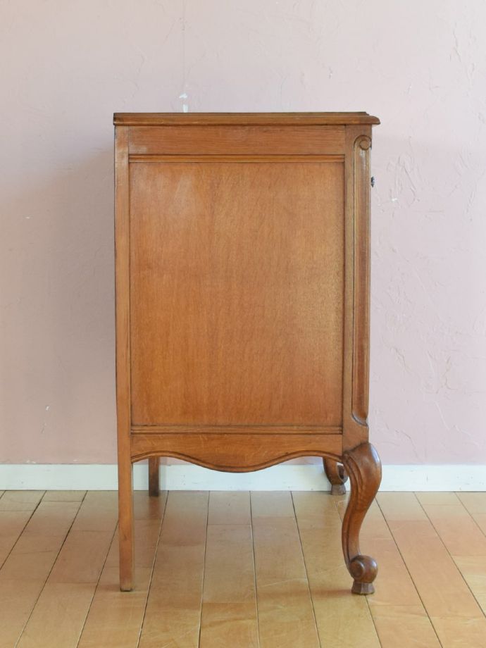 サイドボードの側面