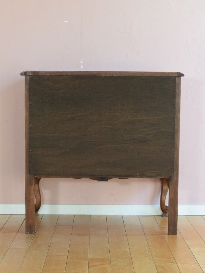 サイドボードの後ろ姿