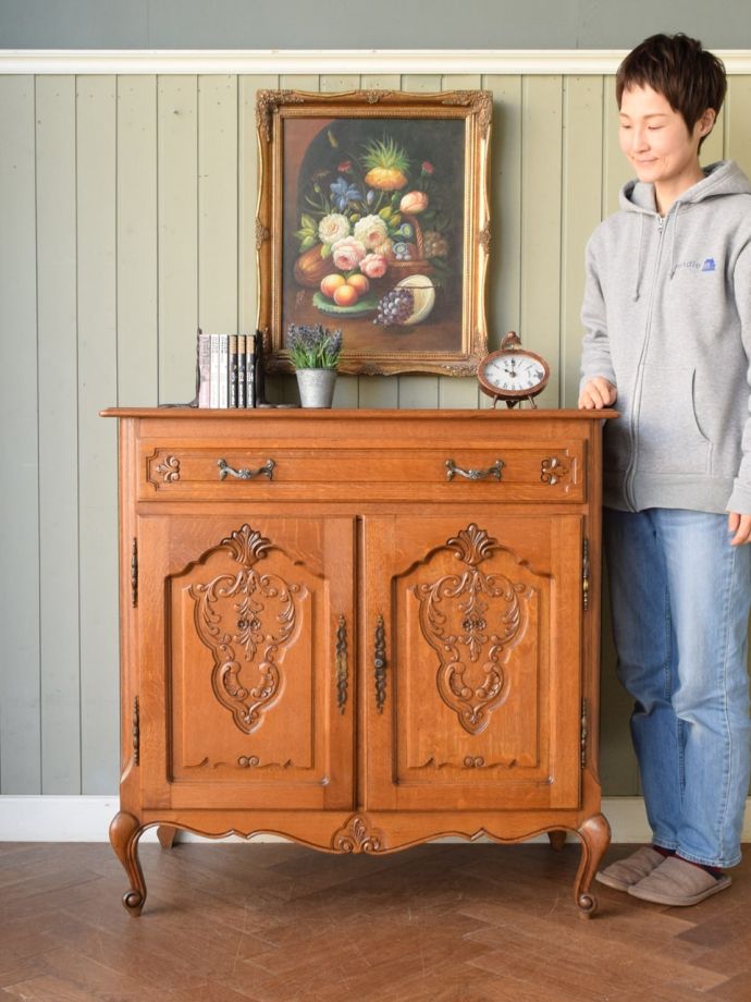 フランスの優雅なサイドボード