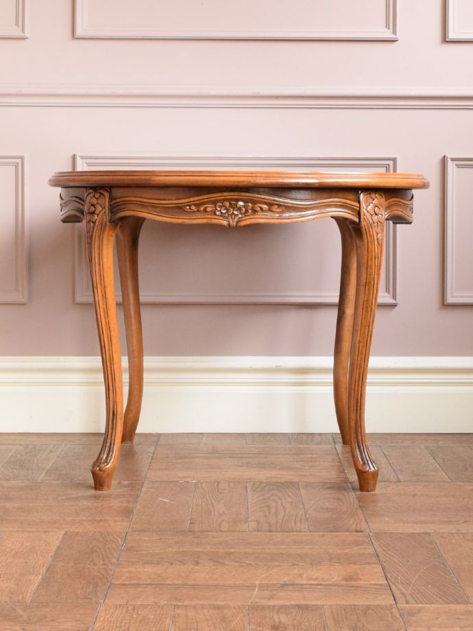 アンティークテーブルの横顔