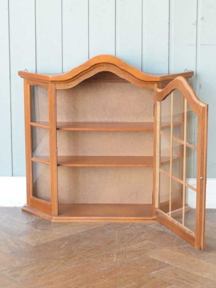 アンティークのキャビネットの扉の中