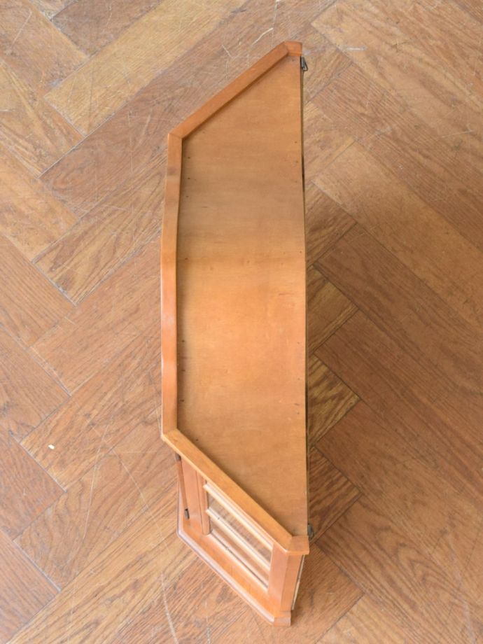 アンティークのキャビネットの天板