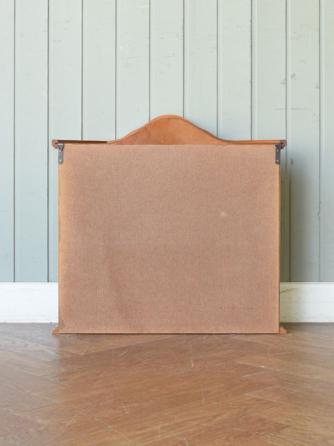 キャビネットの後ろ姿