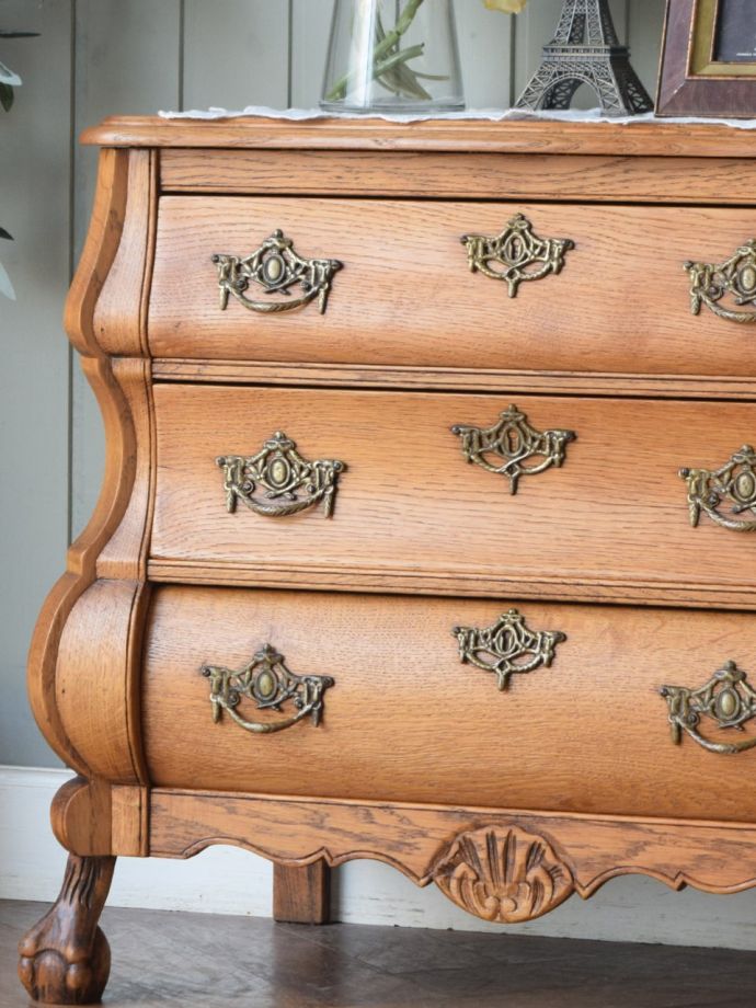 アンティークのコモードの魅力