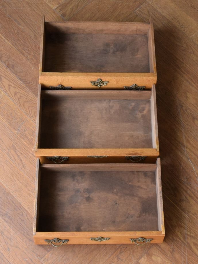 フランスのチェストの引き出しの中