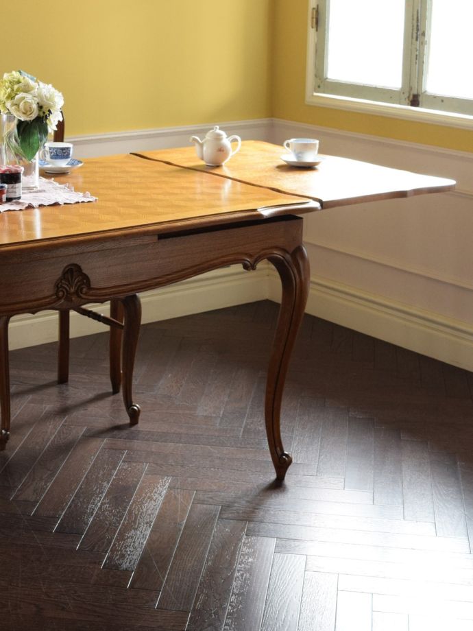 フランスの家具らしい美しい猫脚