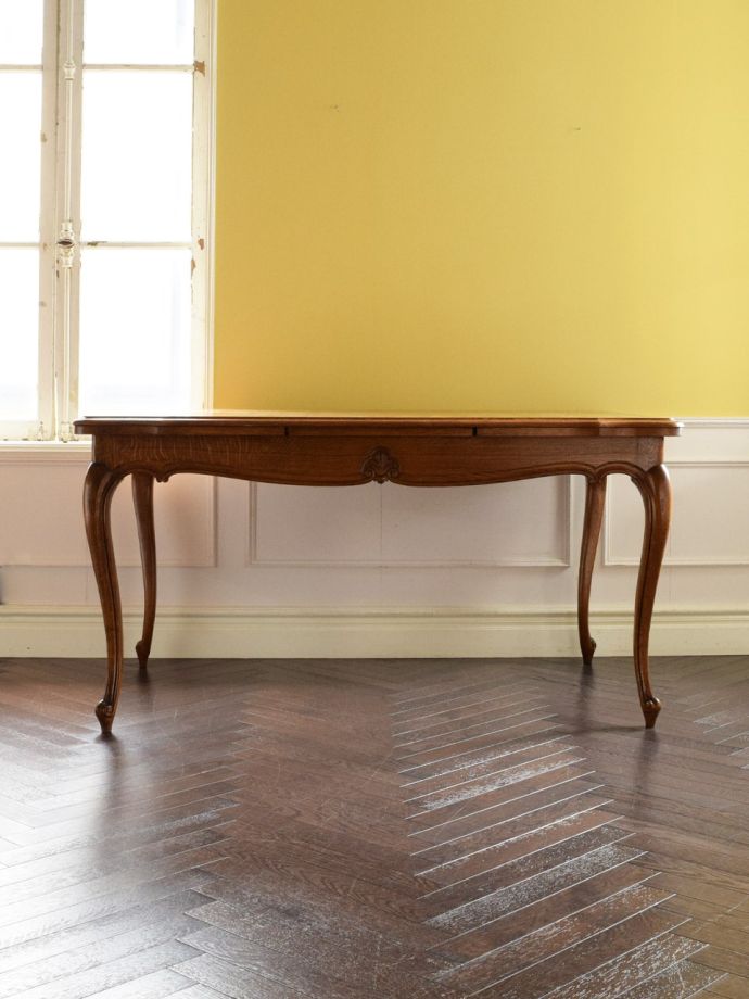 伸長式テーブルの側面