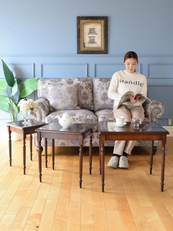 アンティークのネストテーブル