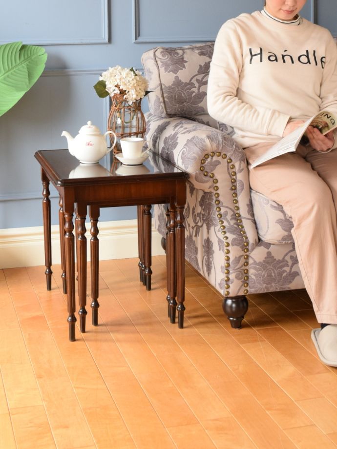 英国スタイルのアンティークテーブル