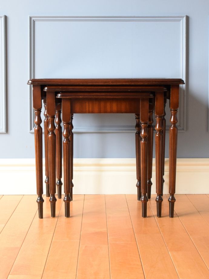 アンティークのネストテーブル