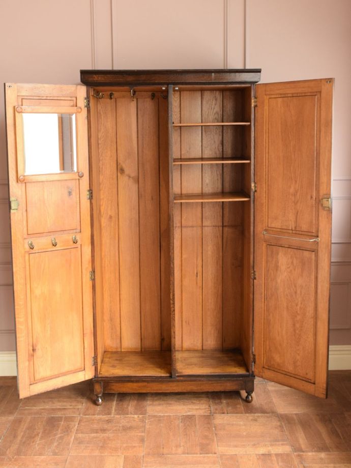 ワードローブの扉の中