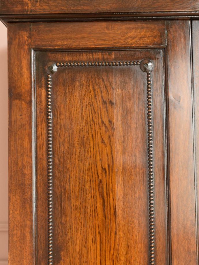 英国アンティーク家具らしい装飾