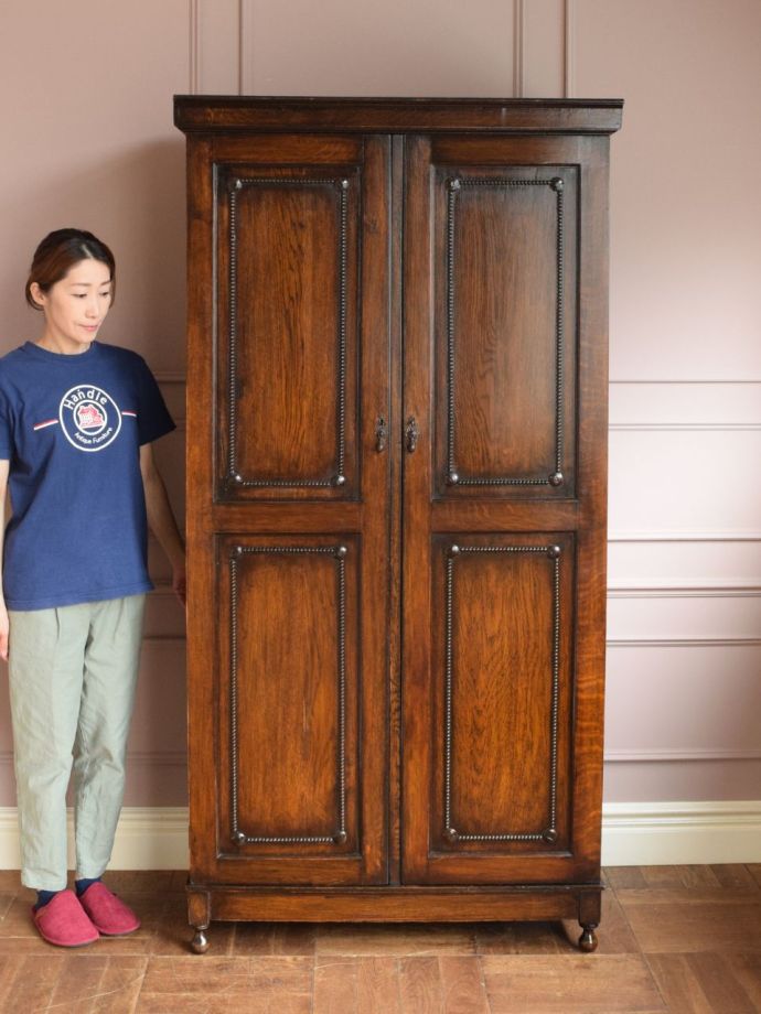 英国アンティークのワードローブ