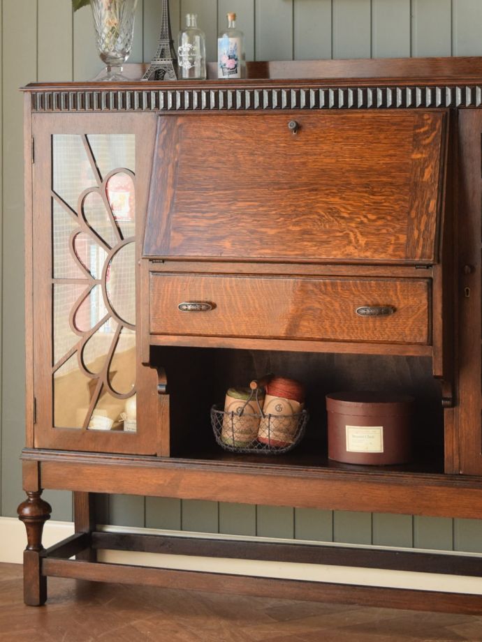 アンティーク家具らしさが漂うサイドバイサイド