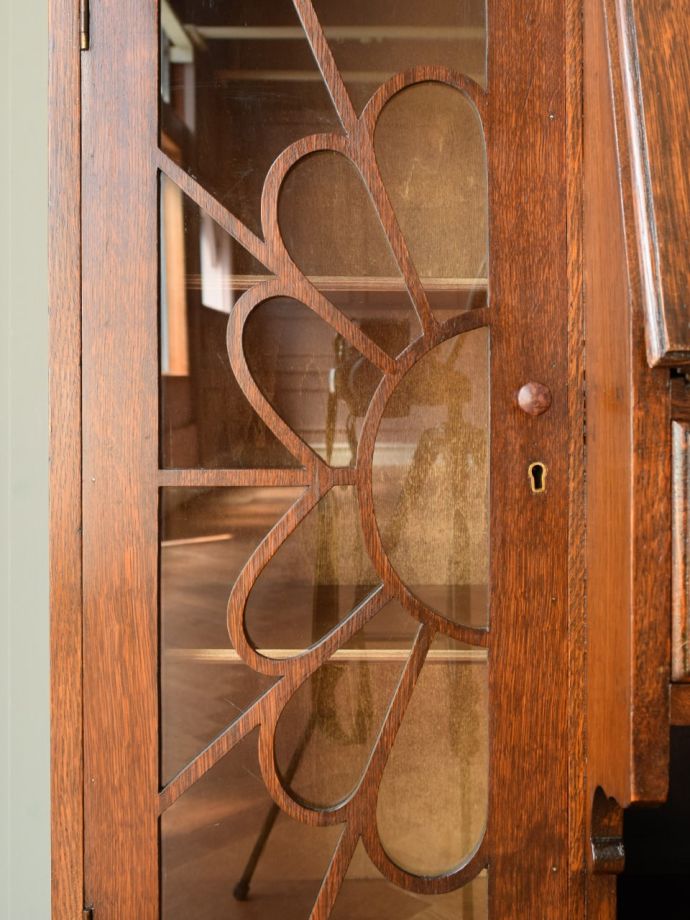 アンティーク家具らしい装飾