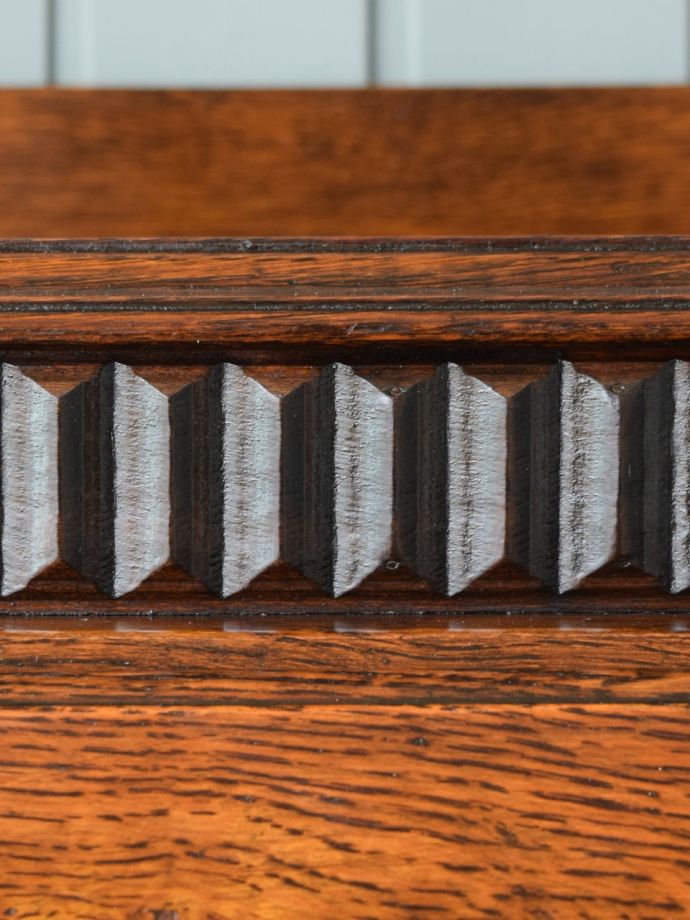 アンティーク家具の彫り