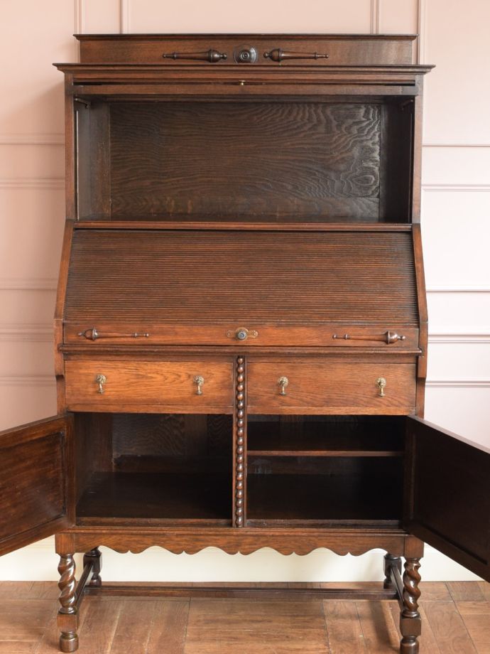 ビューローキャビネットの扉の中