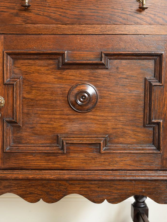 ビューローの華やかな装飾