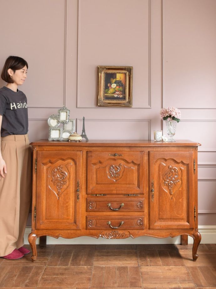 フランスの優雅なサイドボード