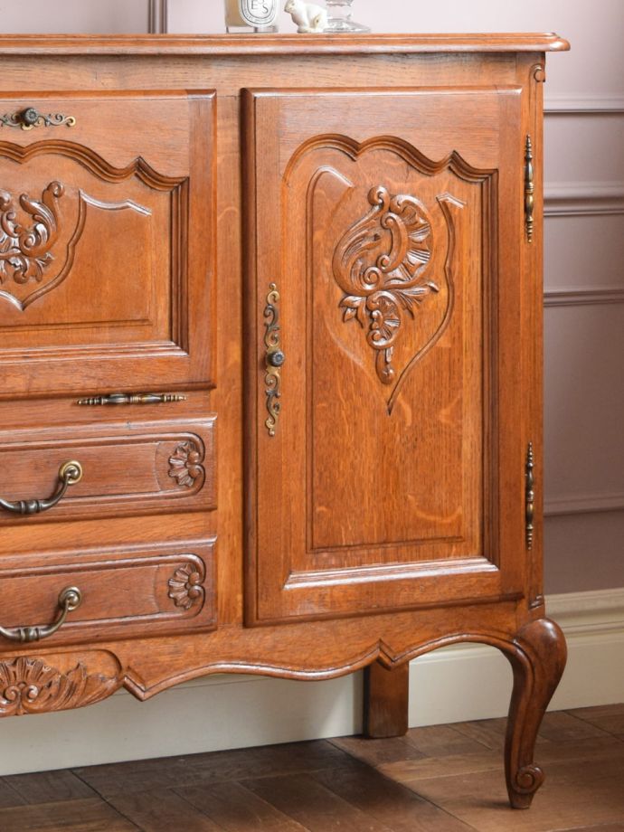 フランスのアンティークらしい美しい彫