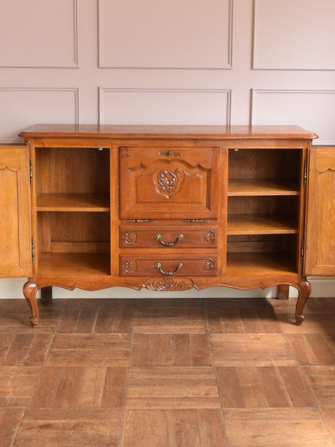 アンティークのサイドボードの扉の中