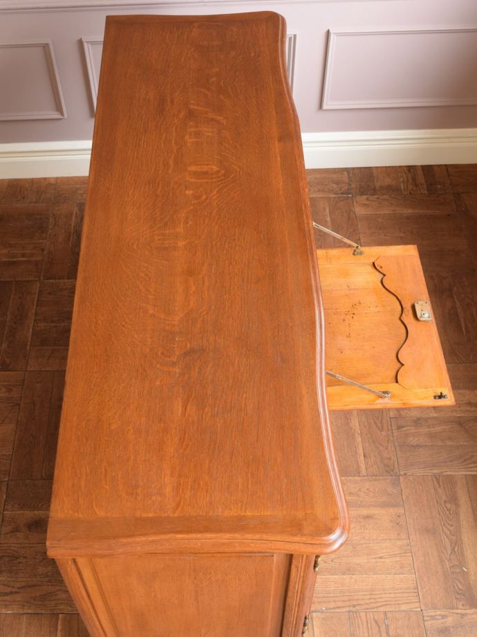 アンティークのサイドボードの天板