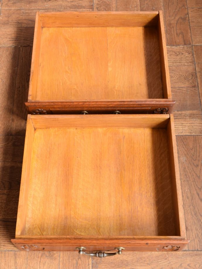 サイドボードの引き出しの中