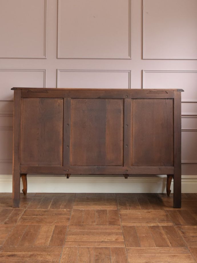 サイドボードの後ろ姿