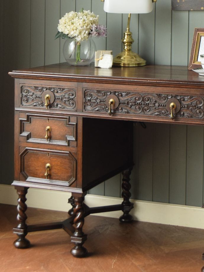 アンティーク家具らしさが漂うデスク