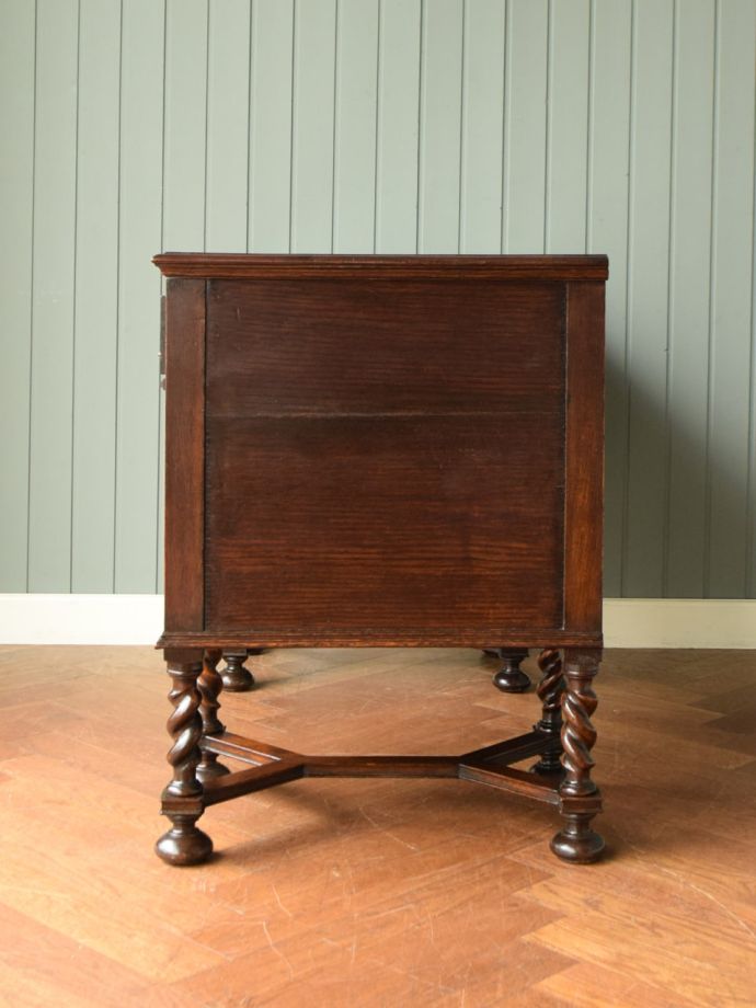 書斎デスクの側面