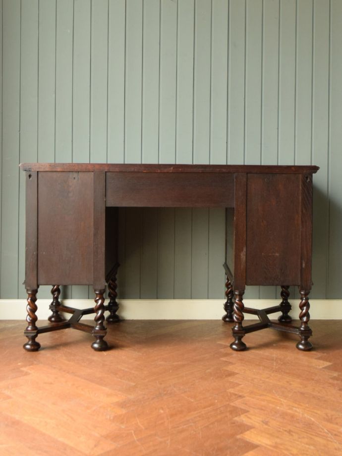 アンティークデスクの後ろ姿