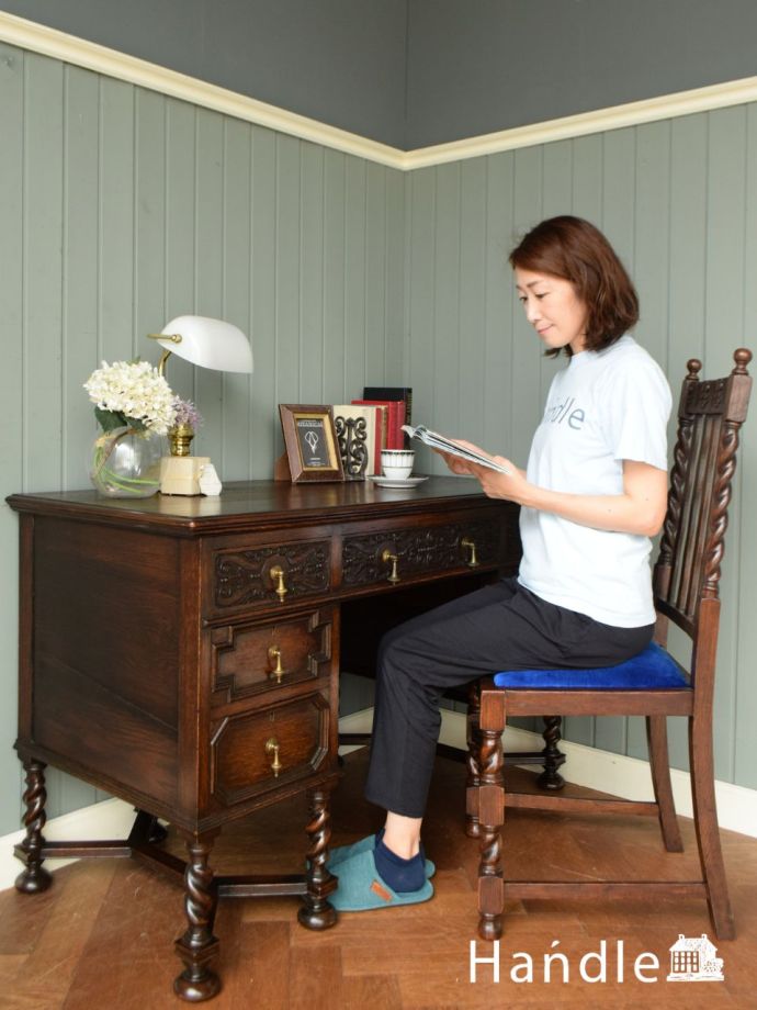 アンティークの書斎机で楽しむ贅沢な時間