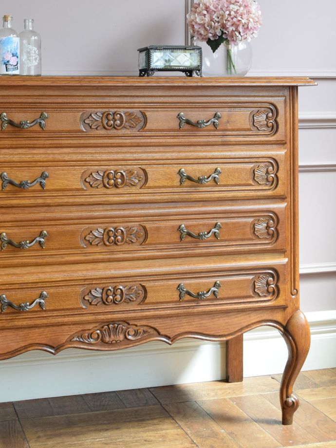 フランスの家具らしい美しいフォルム