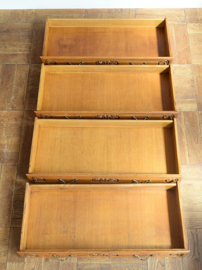 アンティークチェストの引き出しの中