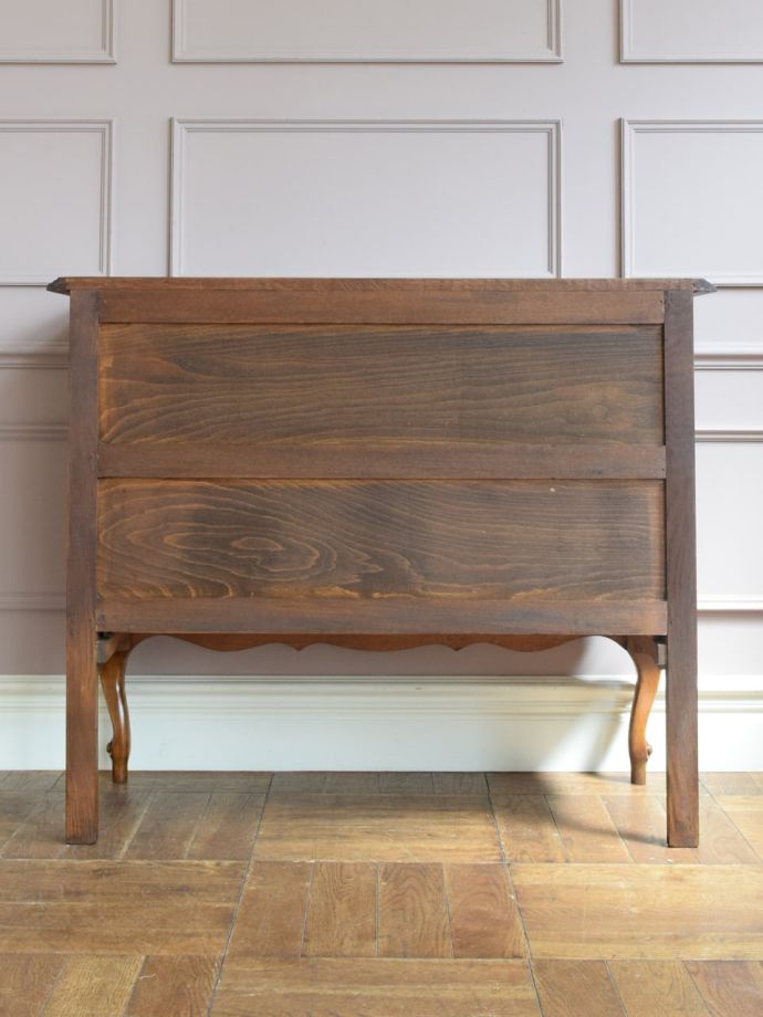 チェストの後ろ姿