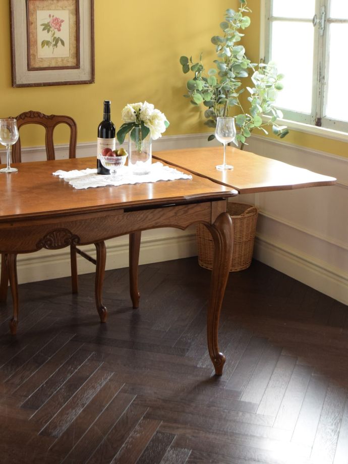 フランスの家具らしい美しい猫脚