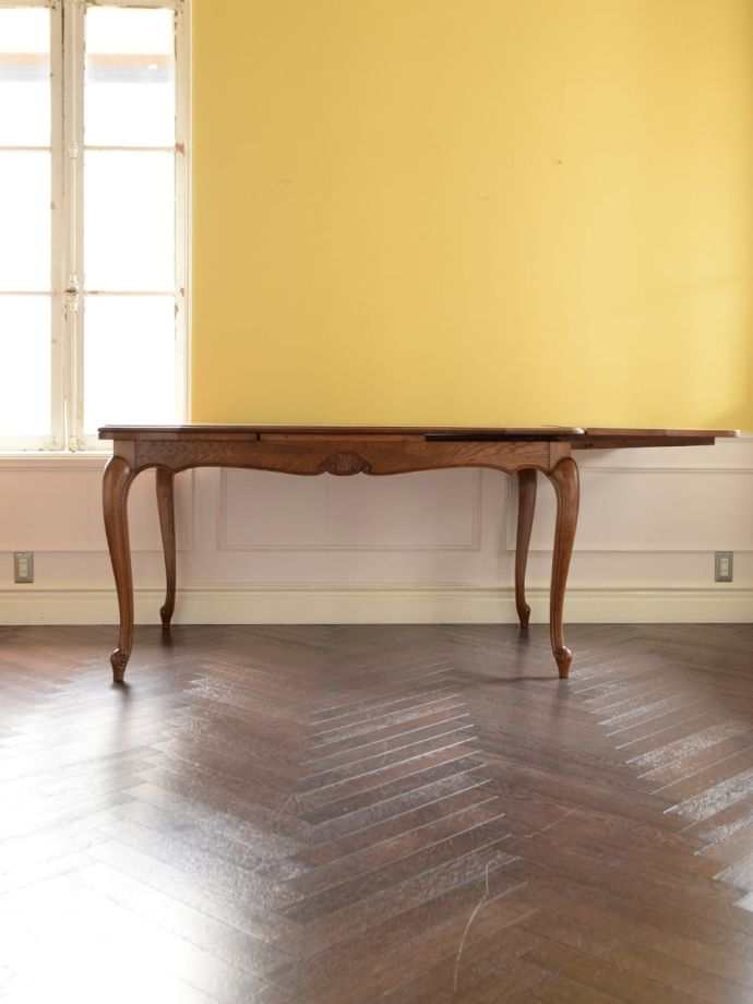 伸長式テーブルを片方開くと