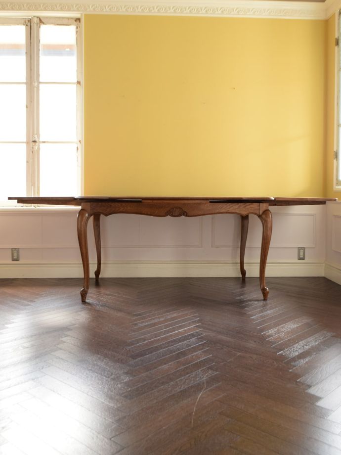 両方のリーフを開いた伸長式テーブル