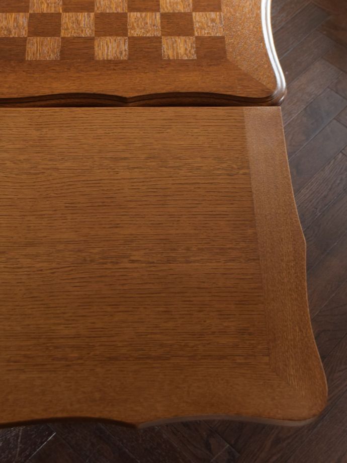 美しいパーケットリーのダイニングテーブル