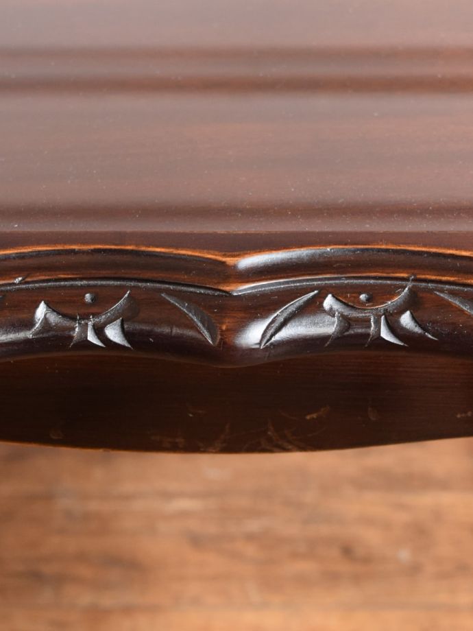 英国アンティーク家具らしい装飾