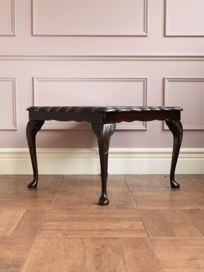 コーヒーテーブルの後ろ姿